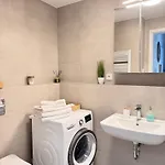 Stylish Modern Studio, Large Balcony, 3 Apartment