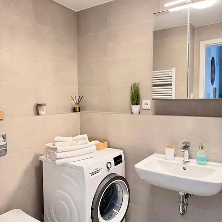 Stylish Modern Studio, Large Balcony, 3 Apartment