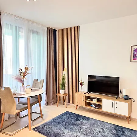 Stylish Modern Studio, Large Balcony, 3 Apartment