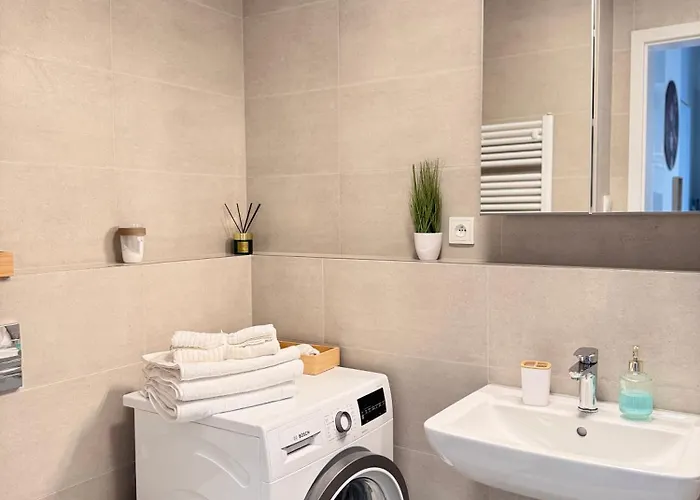 Stylish Modern Studio, Large Balcony, 3 아파트